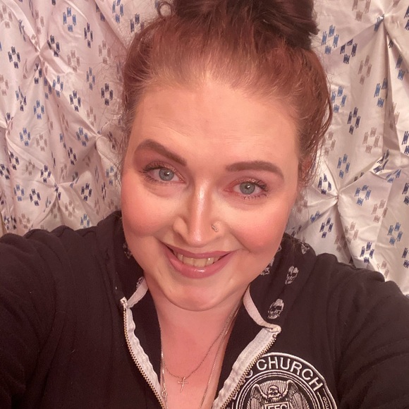 Meet your Posher, Laura - Picture 2 of 5